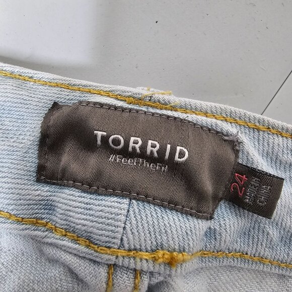 Torrid 24 Light Wash Denim Shorts Jean Cuffed Stretch 5" Inseam High Rise - Picture 4 of 5